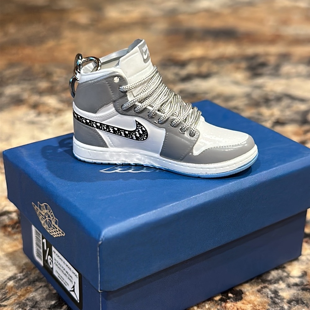 ๐ Nike Air Jordan 1 Model - 3D PVC Minisneaker Keychain - Picture 2 of 3